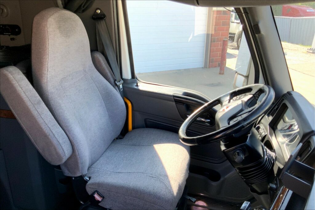 2021 CUM LT625 6×4 Sleeper