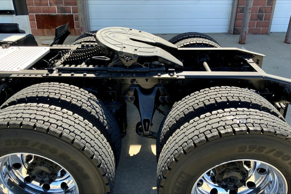 2021 CUM LT625 6×4 Sleeper