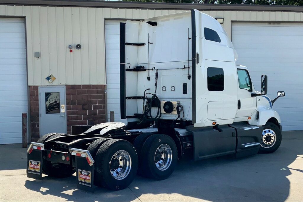 2021 CUM LT625 6×4 Sleeper