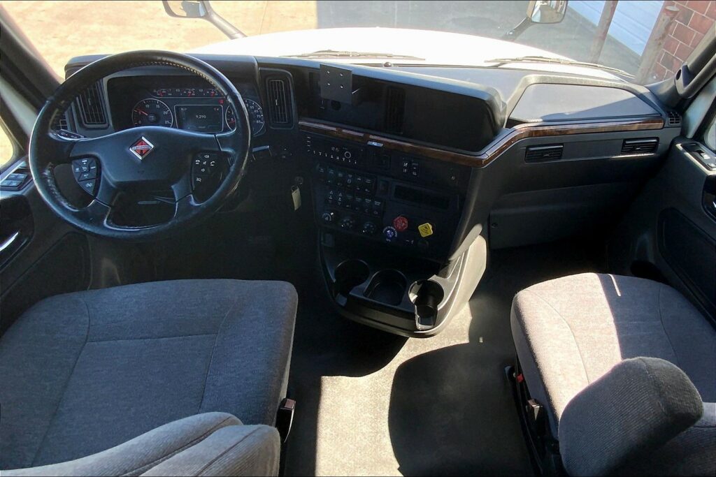 2021 CUM LT625 6×4 Sleeper