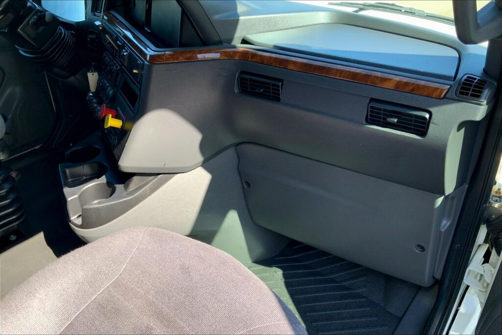 2021 CUM LT625 6×4 Sleeper