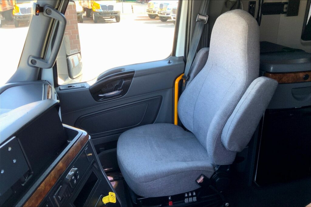 2021 CUM LT625 6×4 Sleeper