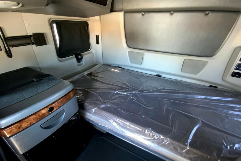 2021 CUM LT625 6×4 Sleeper