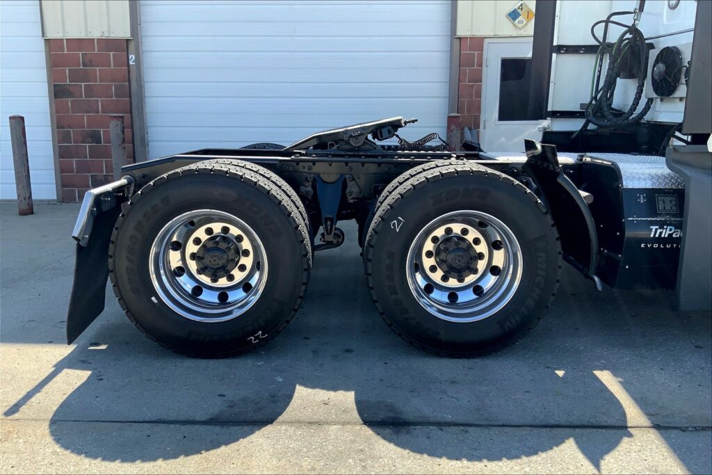 2021 CUM LT625 6×4 Sleeper