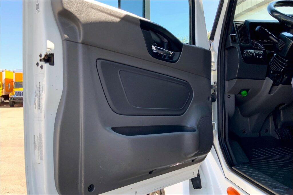 2021 CUM LT625 6×4 Sleeper