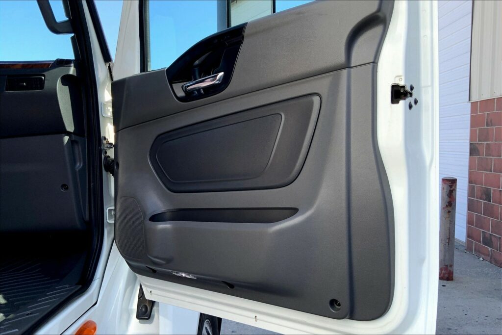 2021 CUM LT625 6×4 Sleeper