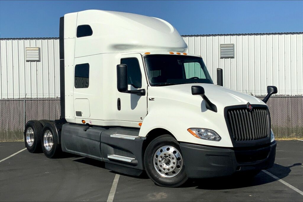 2022 CUM LT625 6×4 Sleeper