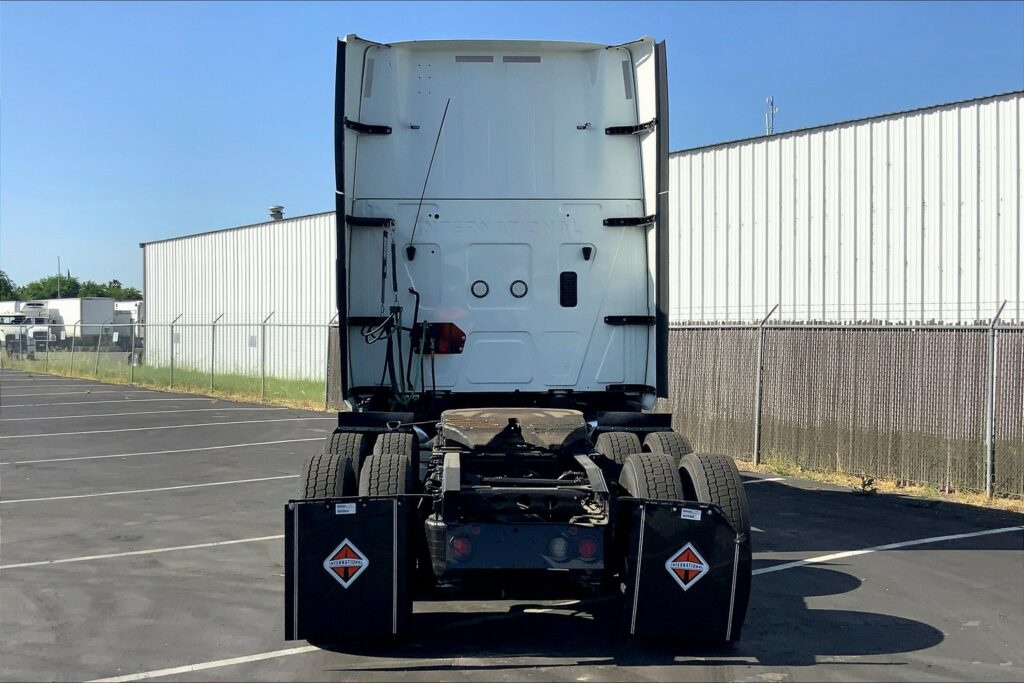 2022 CUM LT625 6×4 Sleeper