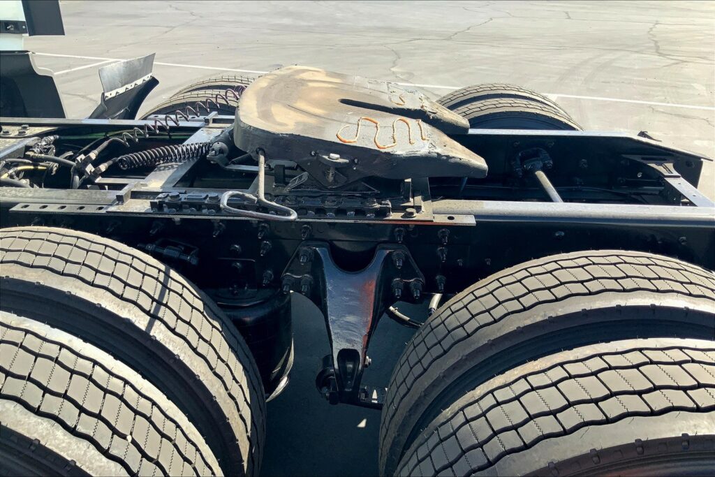 2022 CUM LT625 6×4 Sleeper