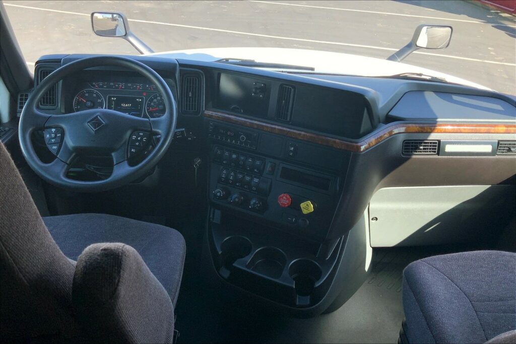 2022 CUM LT625 6×4 Sleeper