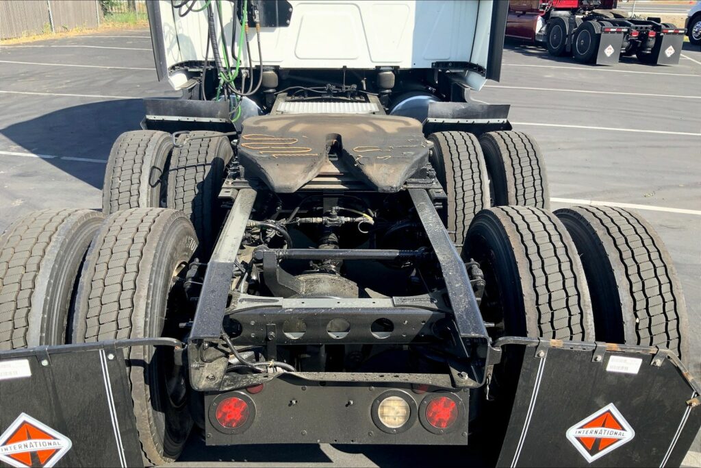 2022 CUM LT625 6×4 Sleeper