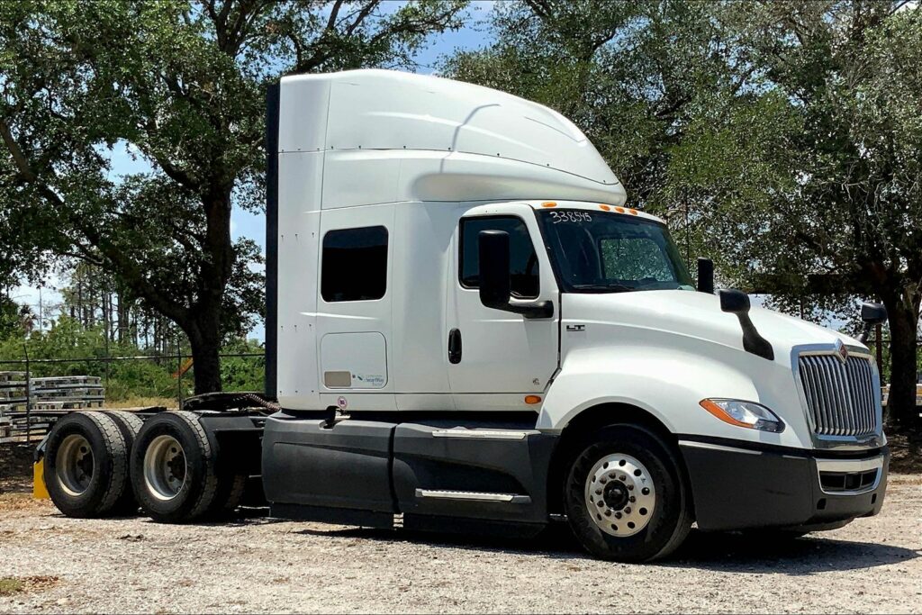 2021 CUM LT625 6×4 Sleeper