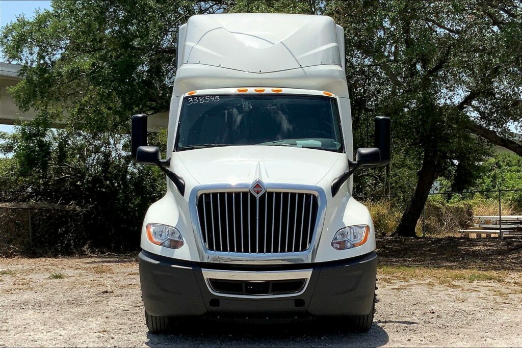 2021 CUM LT625 6×4 Sleeper