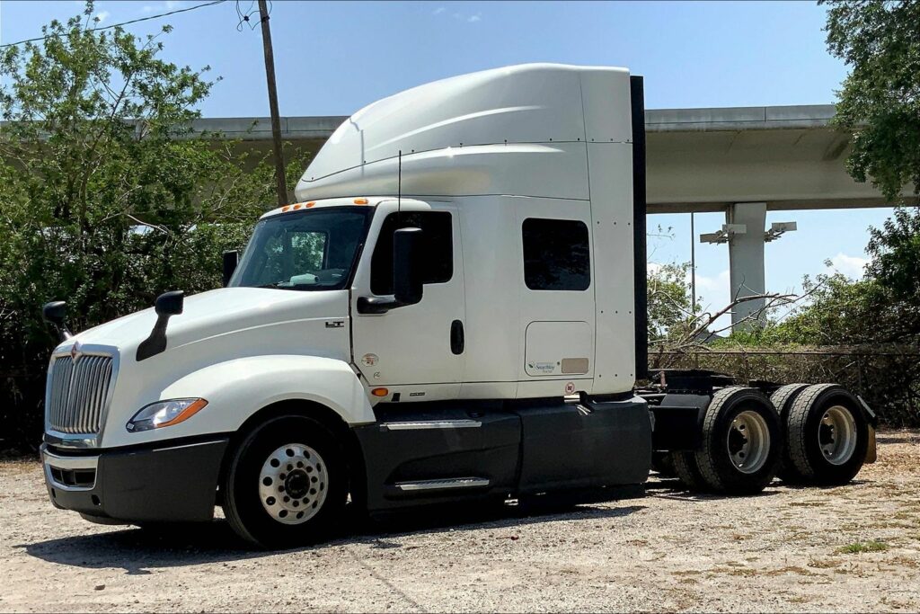 2021 CUM LT625 6×4 Sleeper