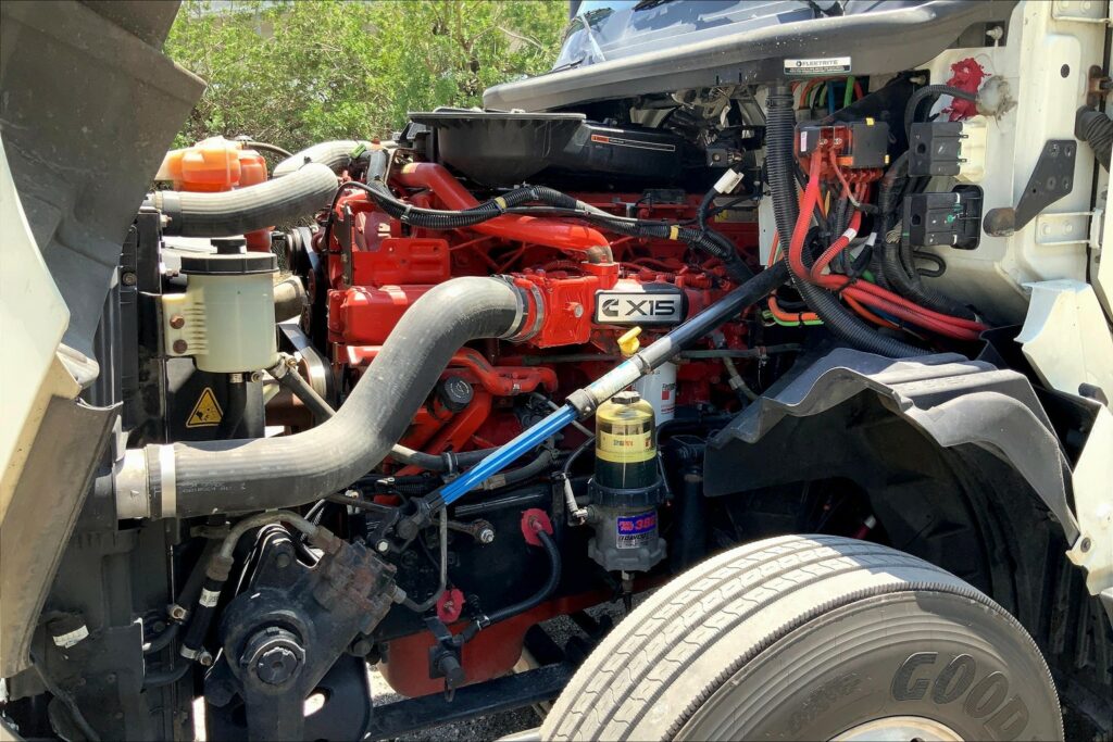 2021 CUM LT625 6×4 Sleeper