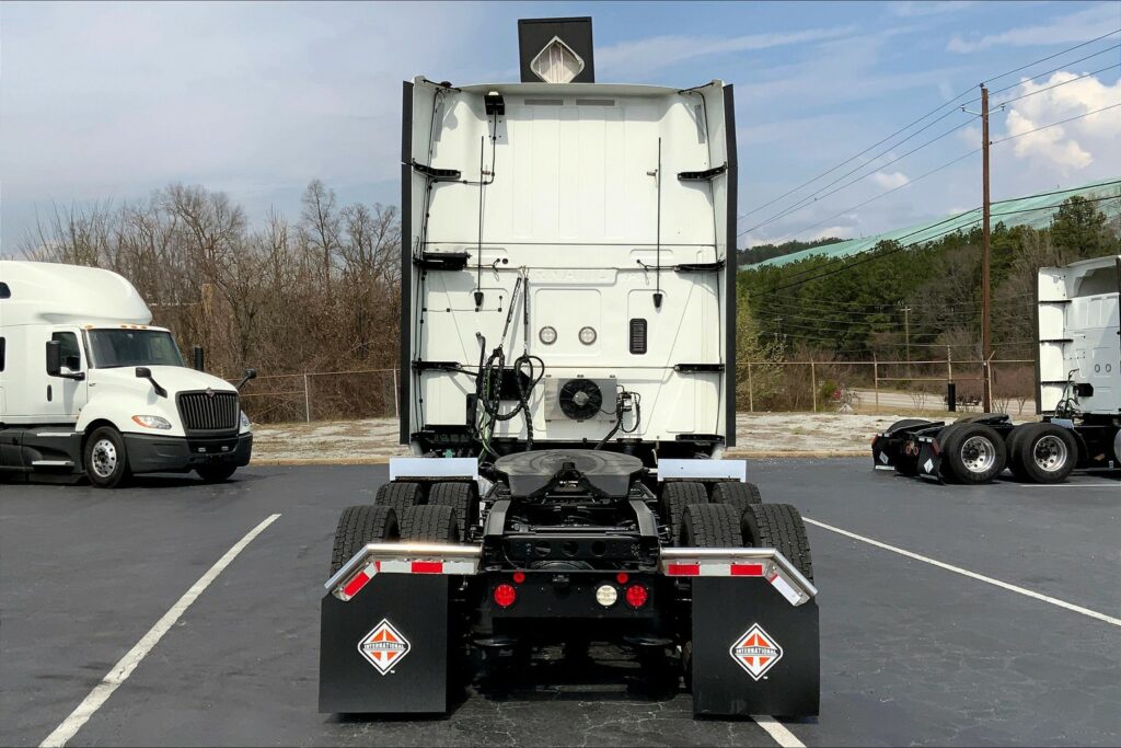 2021 CUM LT625 6×4 Sleeper