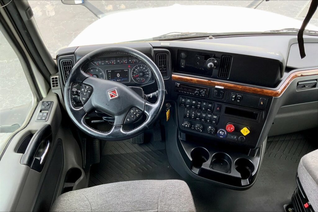 2021 CUM LT625 6×4 Sleeper