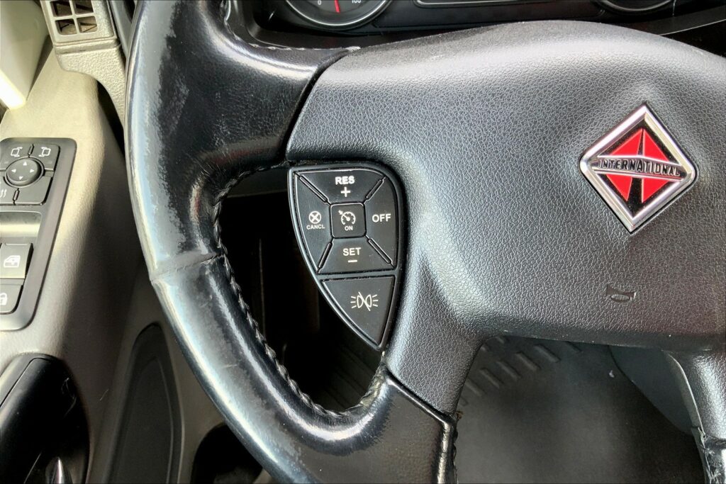 2021 CUM LT625 6×4 Sleeper