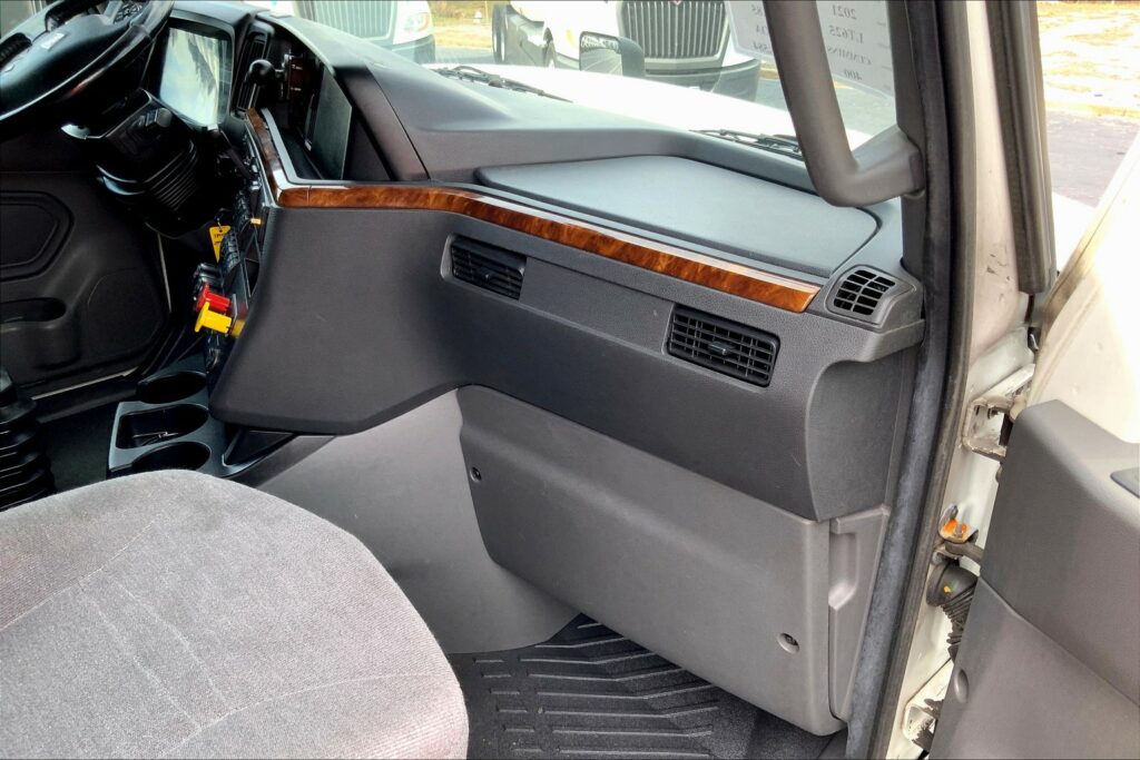 2021 CUM LT625 6×4 Sleeper