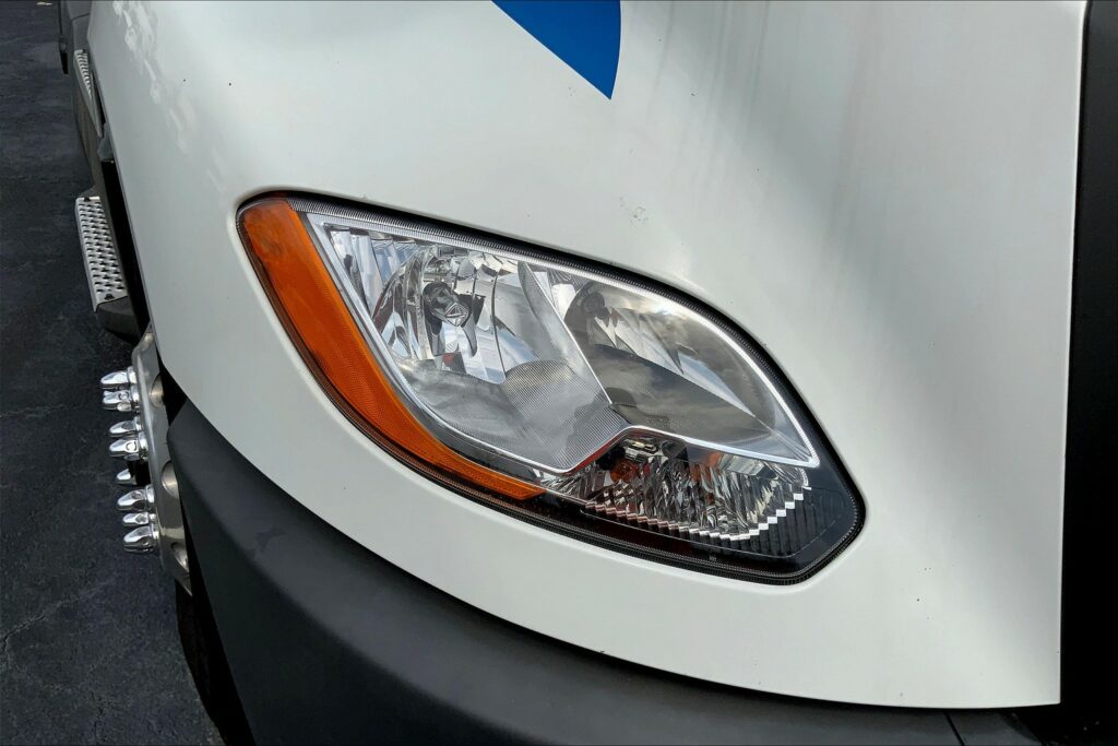 2021 CUM LT625 6×4 Sleeper