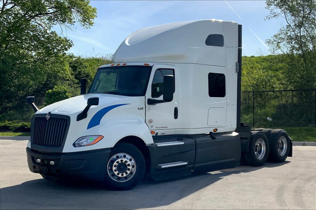 2021 CUM LT625 6×4 Sleeper