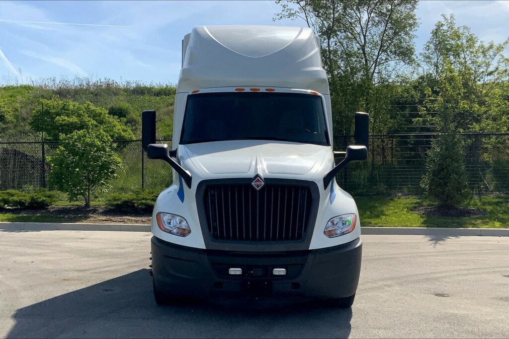 2021 CUM LT625 6×4 Sleeper