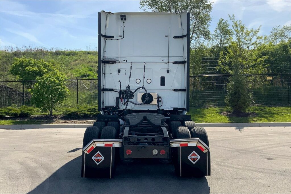 2021 CUM LT625 6×4 Sleeper