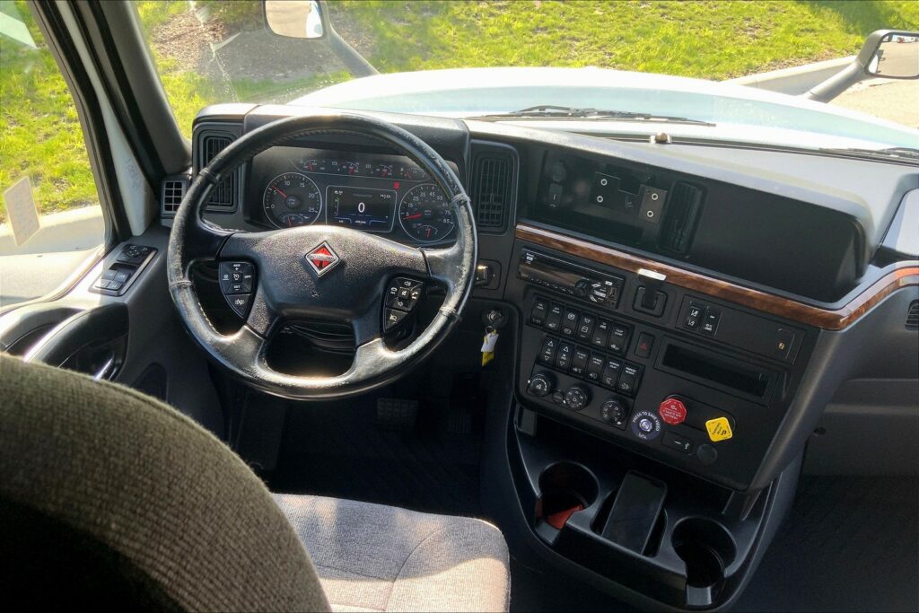 2021 CUM LT625 6×4 Sleeper