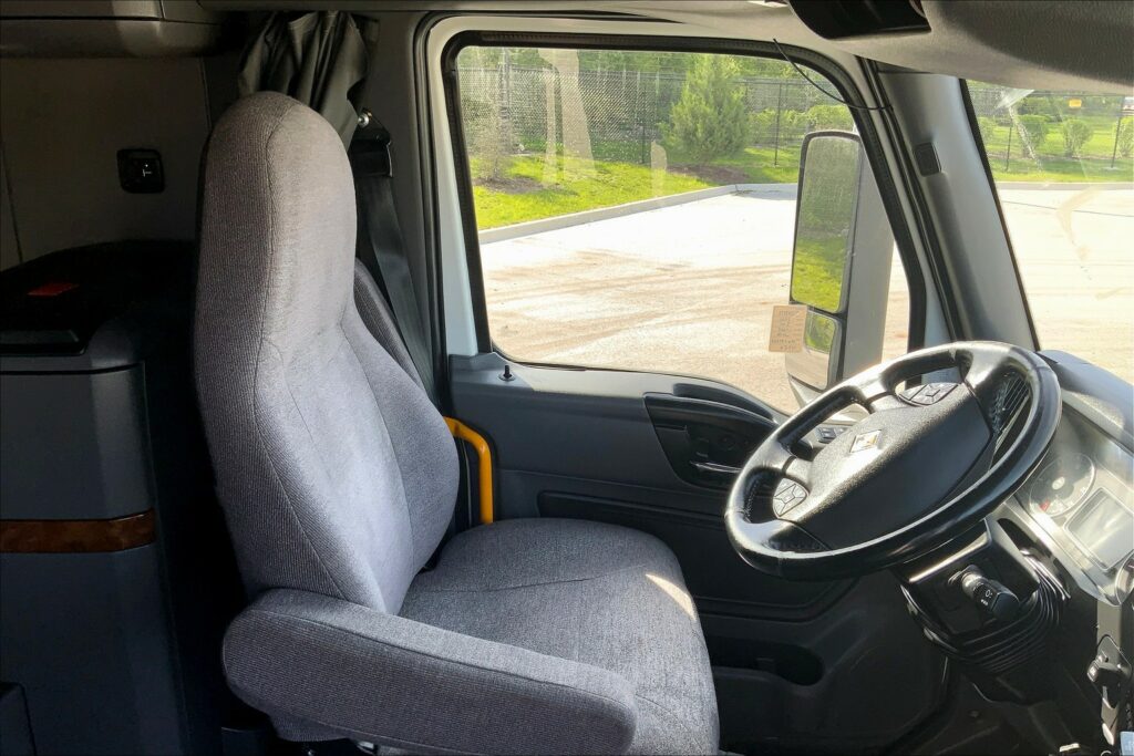 2021 CUM LT625 6×4 Sleeper