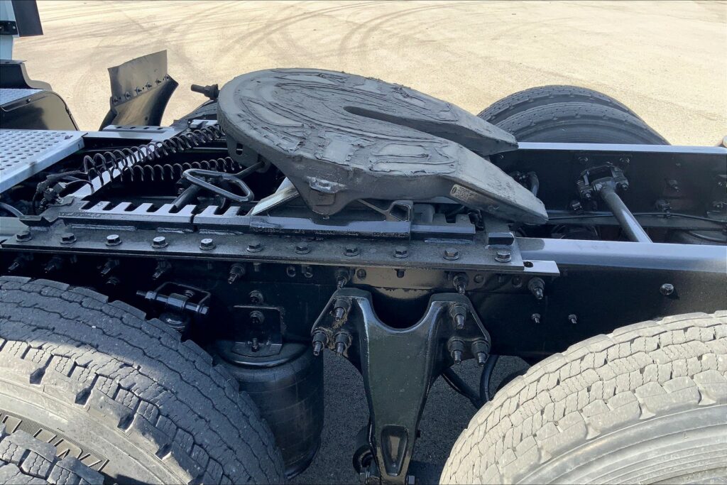 2021 CUM LT625 6×4 Sleeper