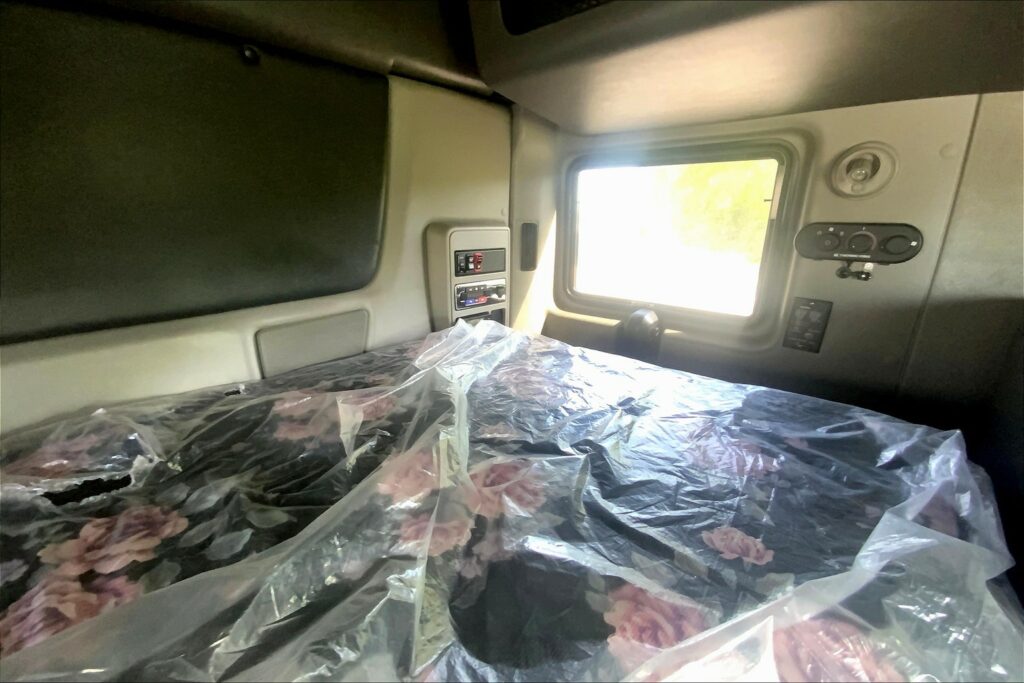 2021 CUM LT625 6×4 Sleeper