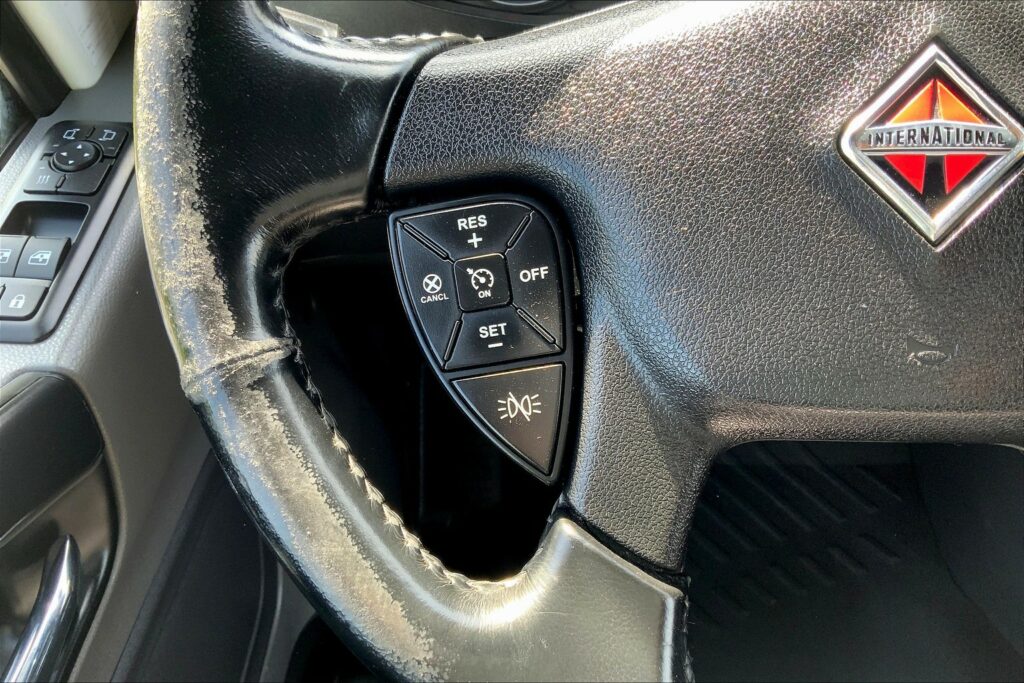 2021 CUM LT625 6×4 Sleeper