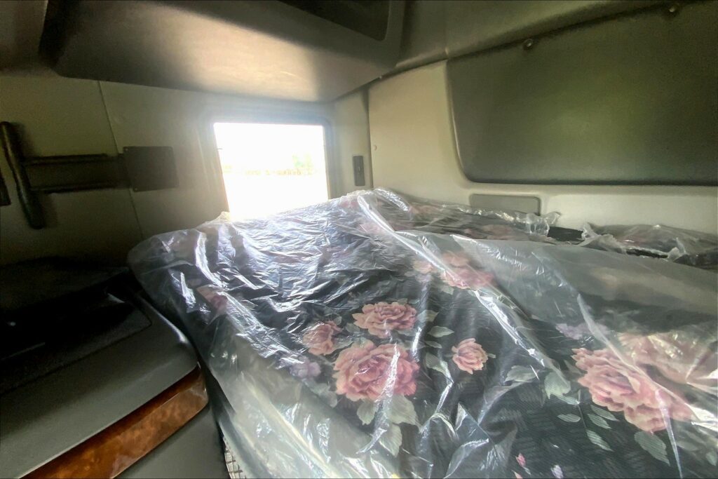 2021 CUM LT625 6×4 Sleeper