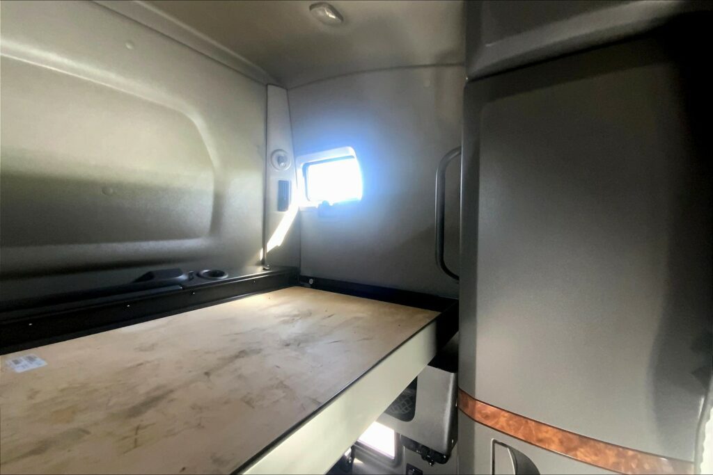 2021 CUM LT625 6×4 Sleeper