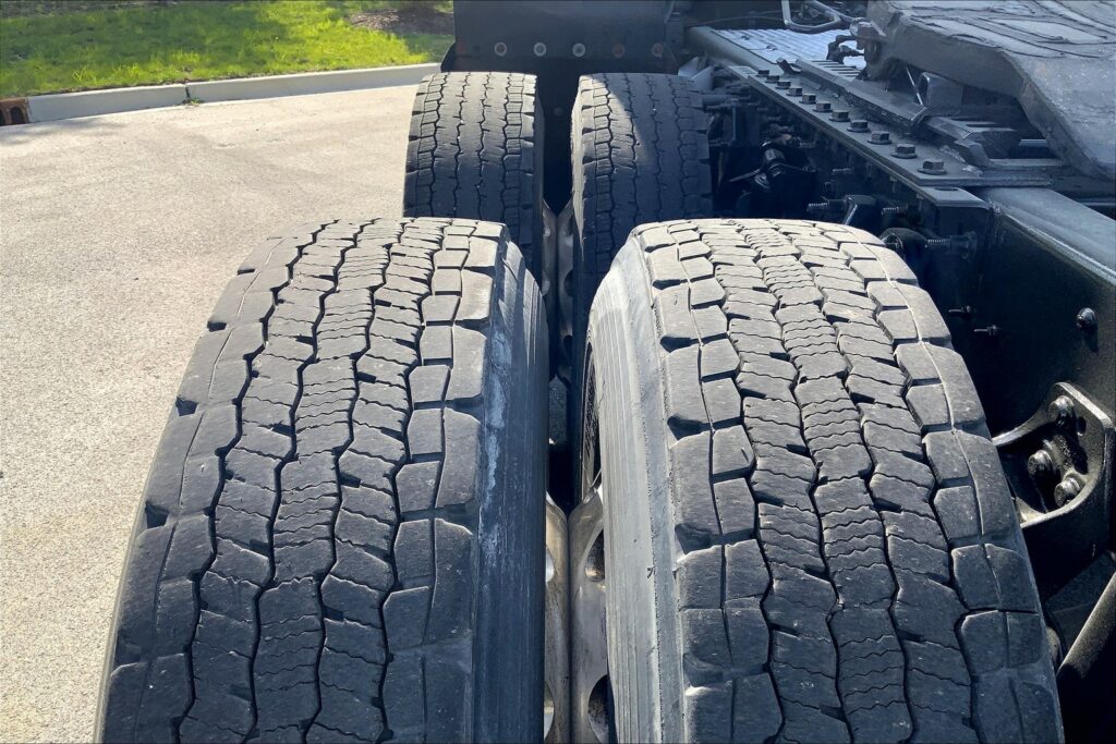 2021 CUM LT625 6×4 Sleeper