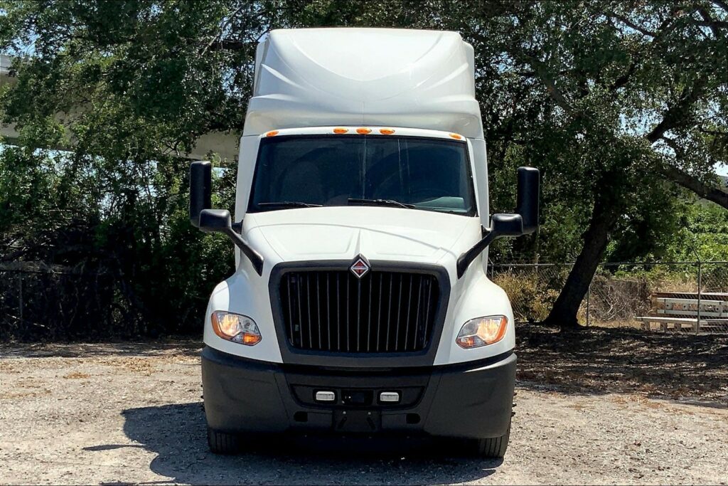 2021 CUM LT625 6×4 Sleeper