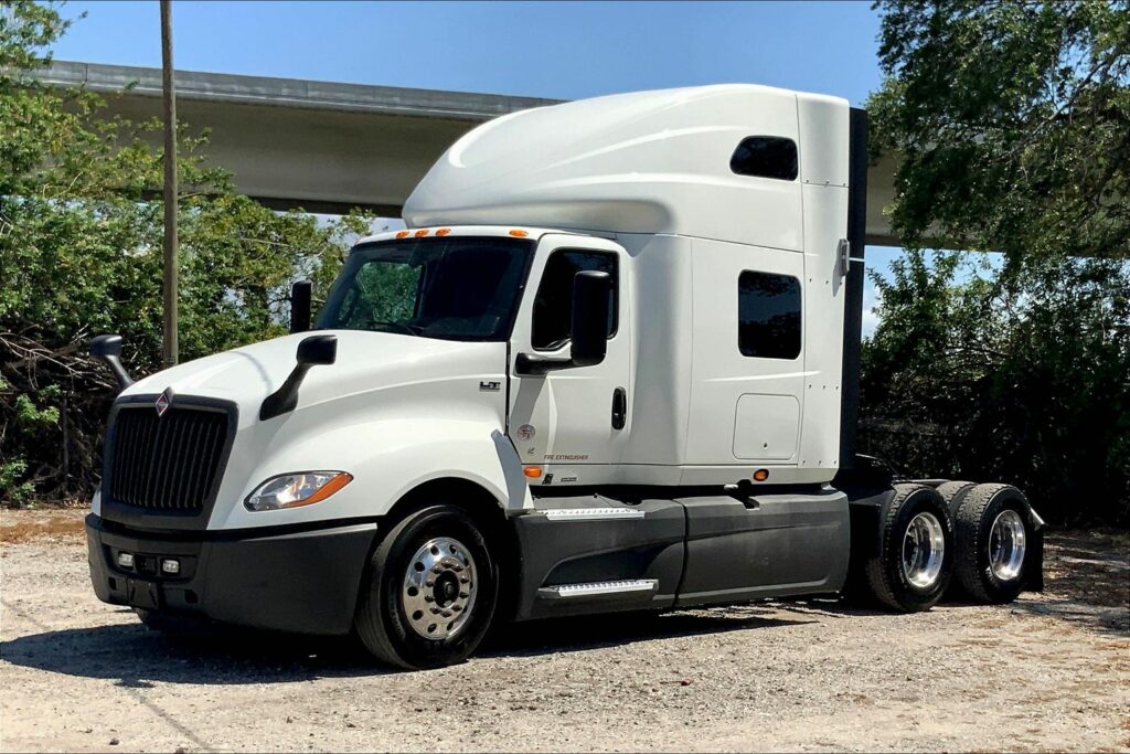 2021 CUM LT625 6×4 Sleeper