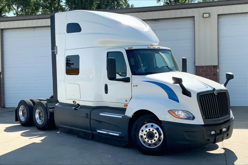 2021 CUM LT625 6×4 Sleeper