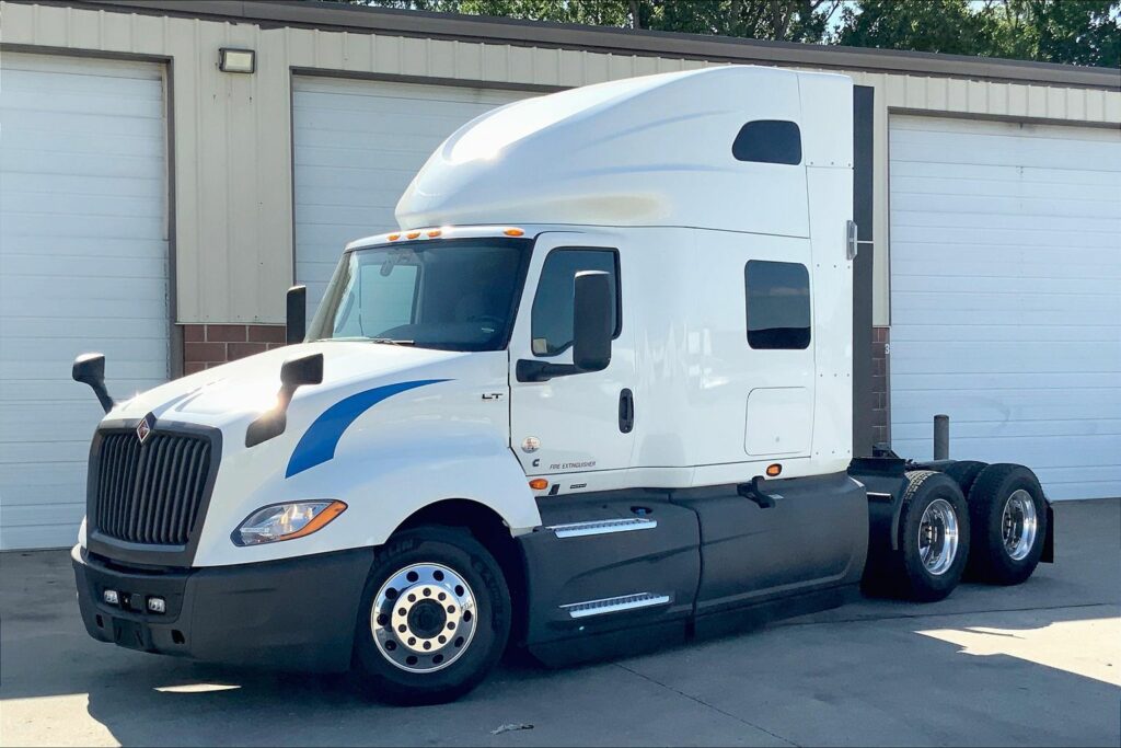 2021 CUM LT625 6×4 Sleeper