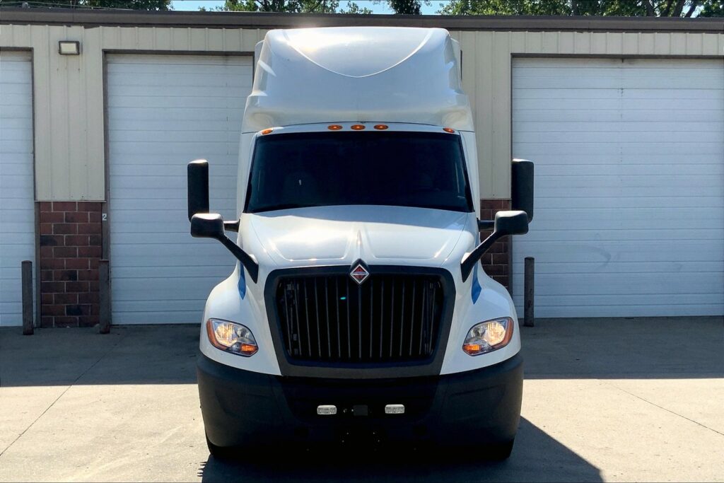 2021 CUM LT625 6×4 Sleeper