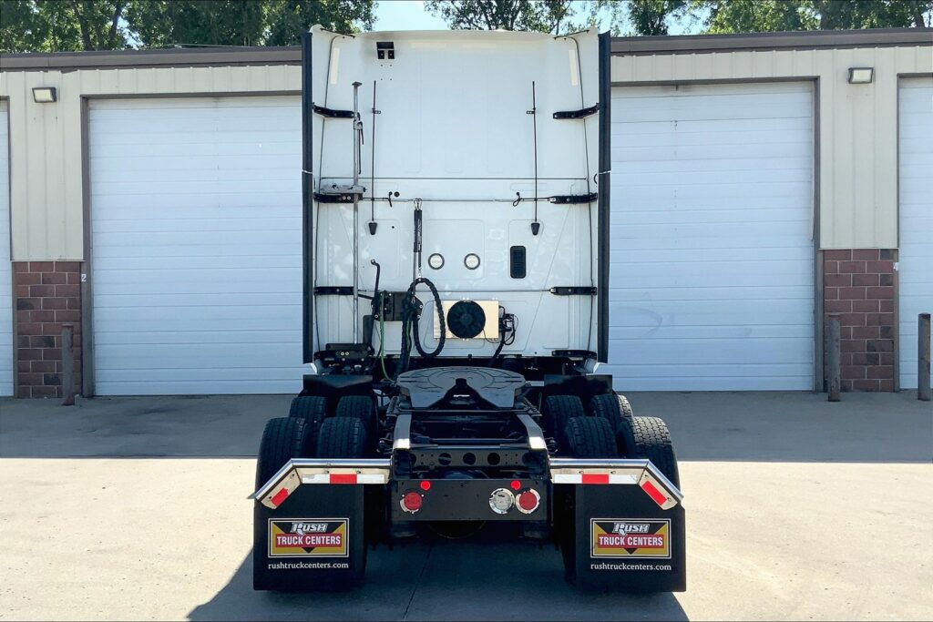 2021 CUM LT625 6×4 Sleeper