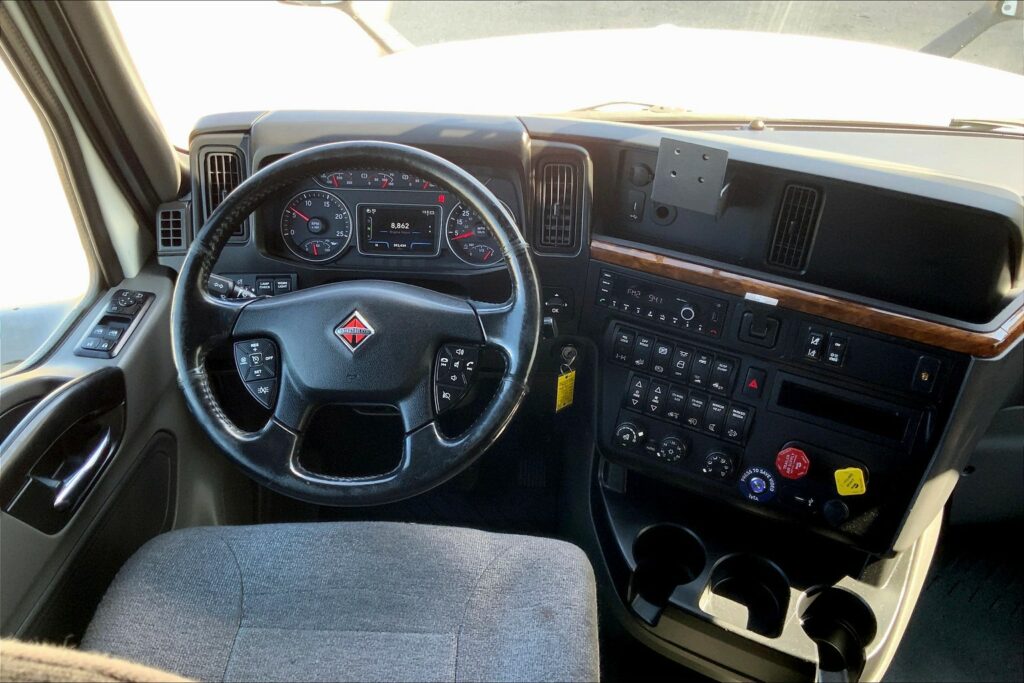 2021 CUM LT625 6×4 Sleeper