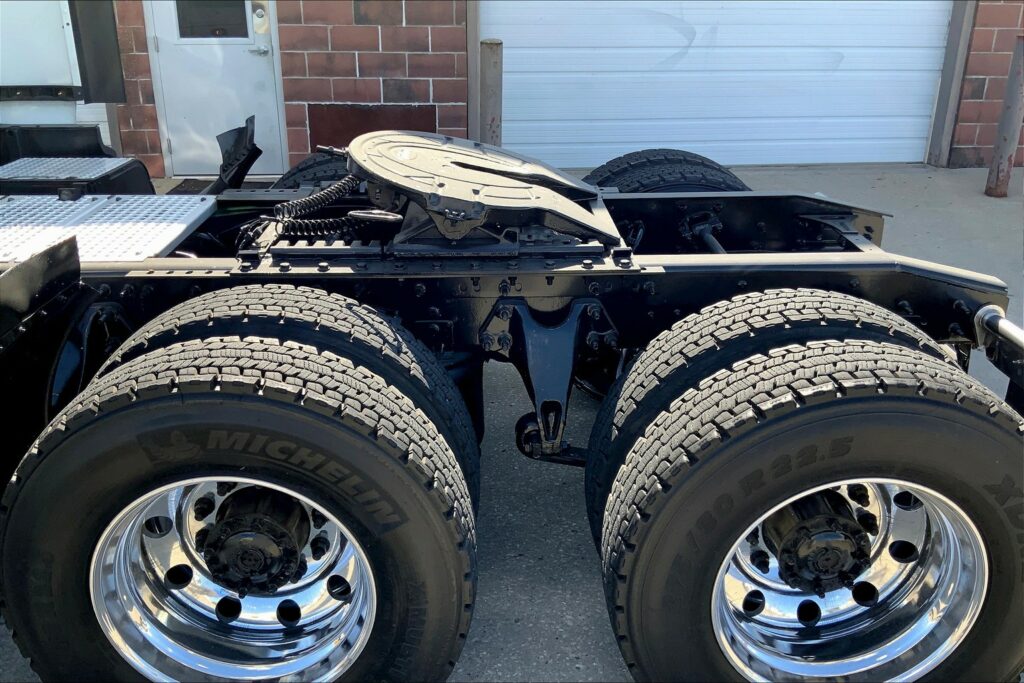 2021 CUM LT625 6×4 Sleeper