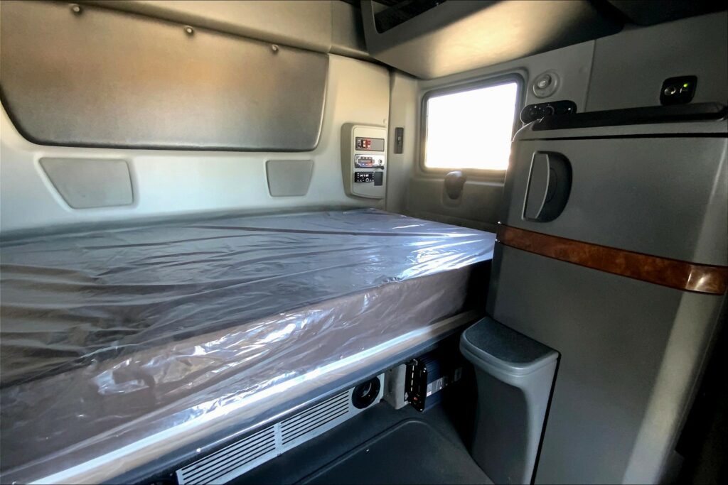 2021 CUM LT625 6×4 Sleeper