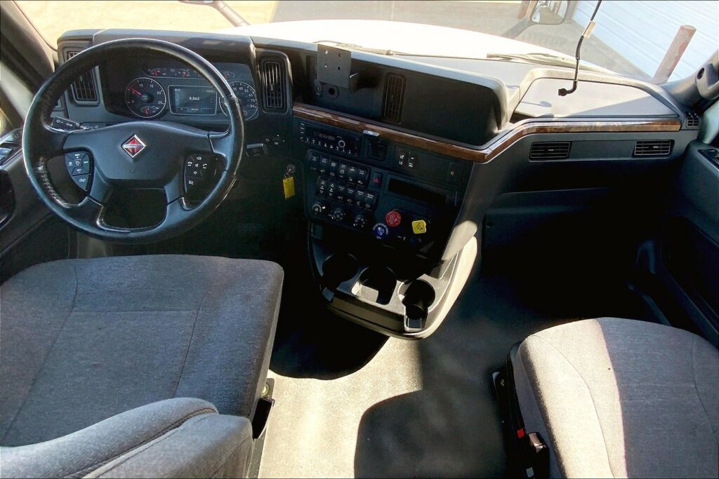 2021 CUM LT625 6×4 Sleeper