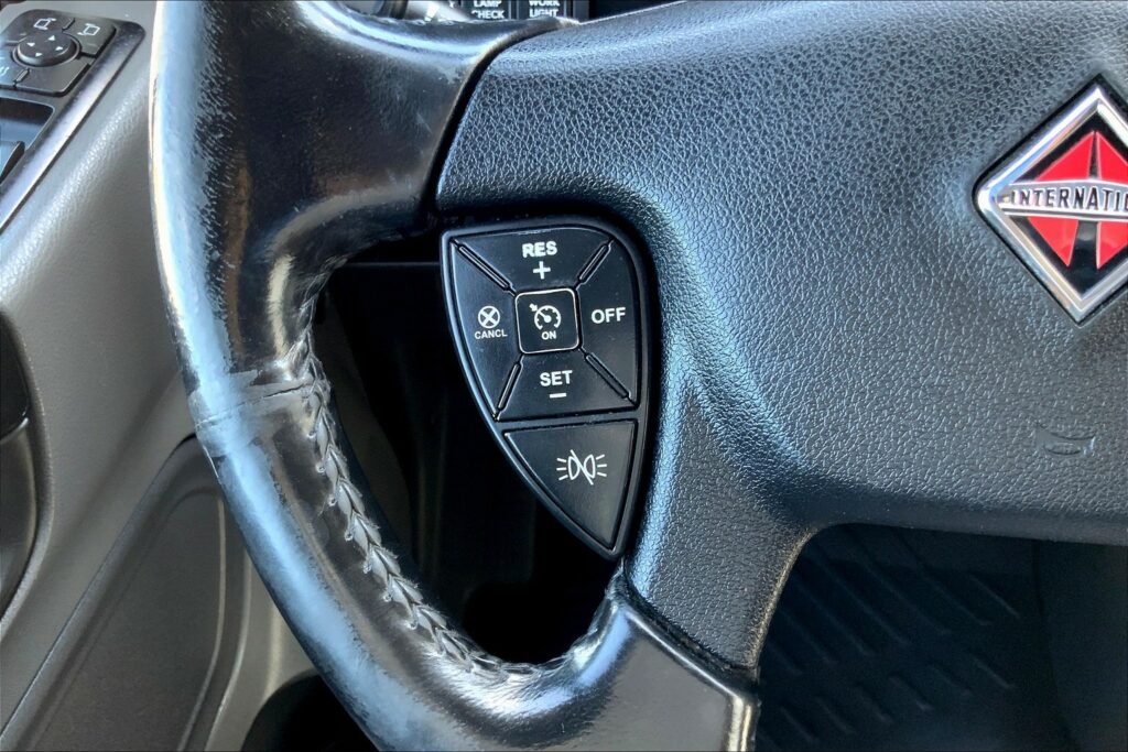 2021 CUM LT625 6×4 Sleeper