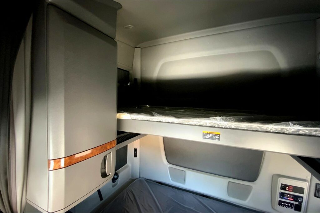 2021 CUM LT625 6×4 Sleeper