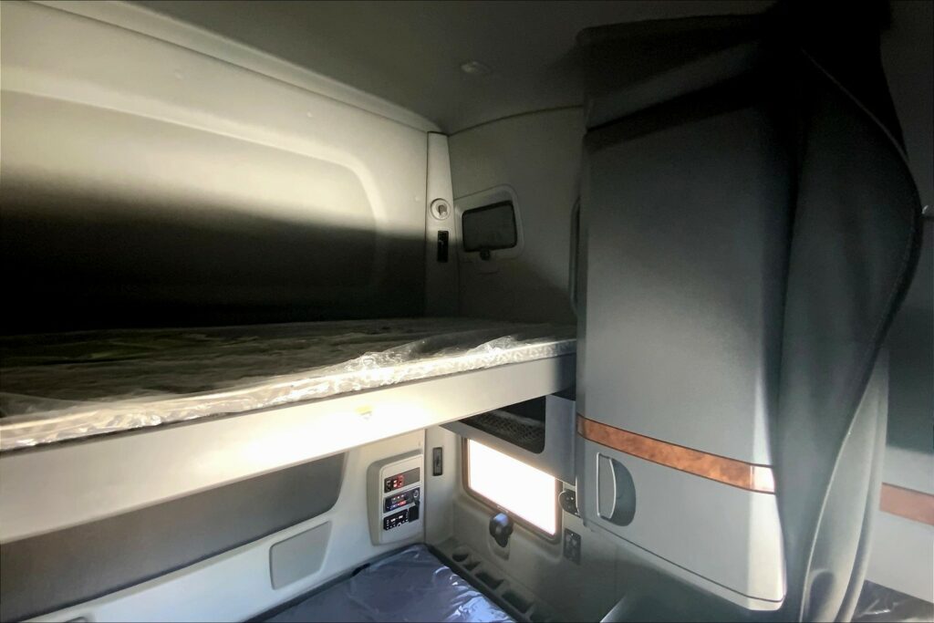 2021 CUM LT625 6×4 Sleeper