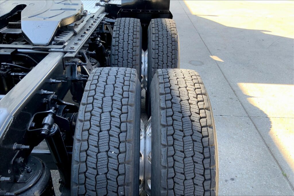 2021 CUM LT625 6×4 Sleeper