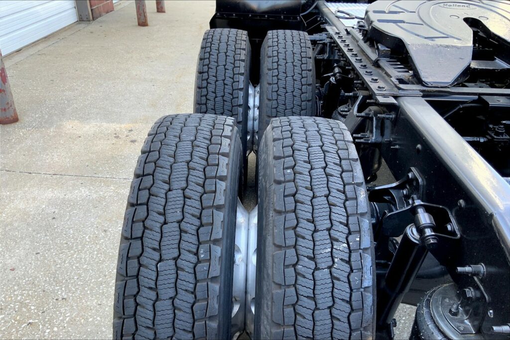 2021 CUM LT625 6×4 Sleeper